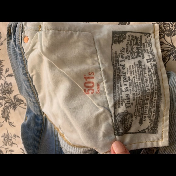 High wasted ripped faded wash Levi’s - Picture 5 of 5